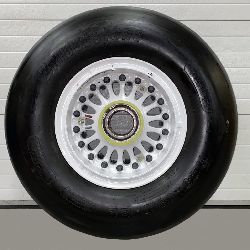 aircraft-part-no-168u0100-52-main-nose-wheel-with-tyre-747-400-boeing